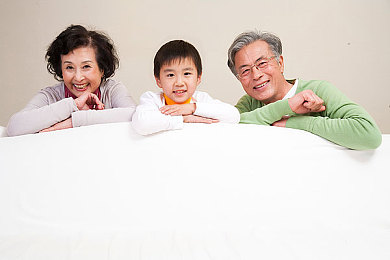 我被窝里老头添一夜,深夜惊魂！老人误入被窝，家庭安全警钟长鸣-1