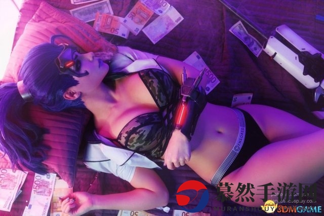 俄美女Cos《守望先锋》黑百合 身材火辣性感撩人