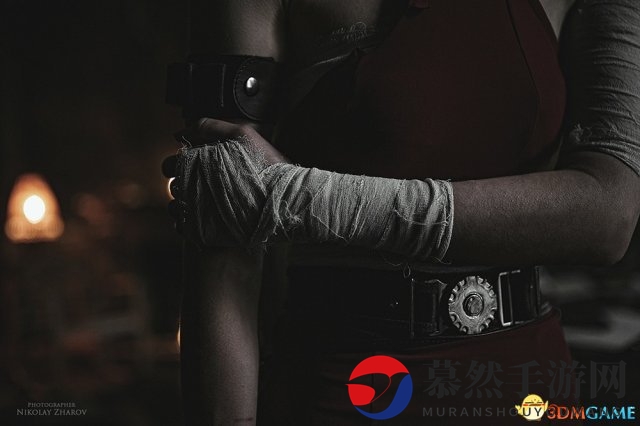 《生化危机》艾达王Cos美图 美女被僵尸摸腿揩油
