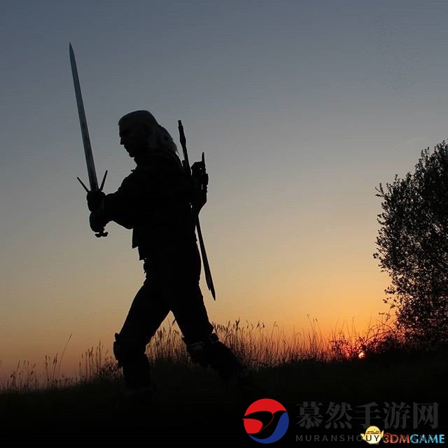 国外小哥COS《巫师3》杰洛特 手拿钢剑潇洒无比