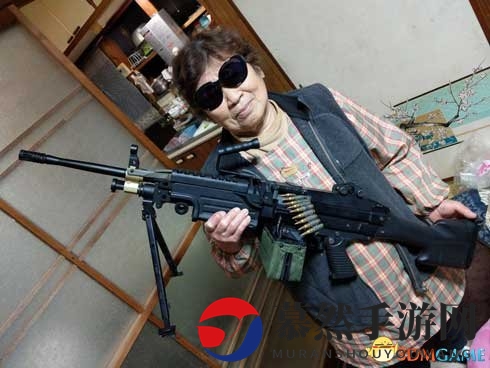 玩心无关年龄！日本76岁老太太各种玩枪照火爆网络