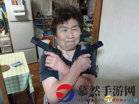 玩心无关年龄！日本76岁老太太各种玩枪照火爆网络