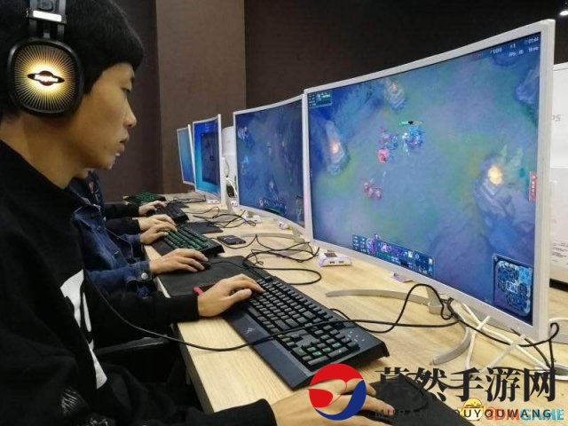 蓝翔电竞学院揭秘：500台高配电脑 电竞椅要2千元