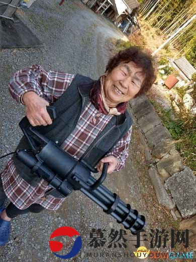 玩心无关年龄！日本76岁老太太各种玩枪照火爆网络