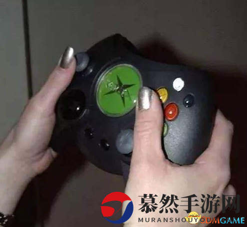 大手党情怀！最新初代Xbox复刻版大手柄即将发售