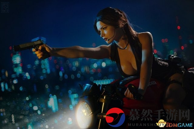 国外美女COS《古墓丽影》劳拉 前凸后翘大胸傲人