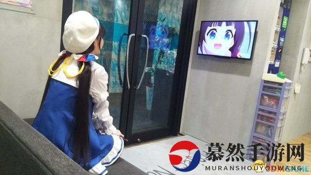 《龙王的工作》美女作监新照 黑丝美腿非常亮眼